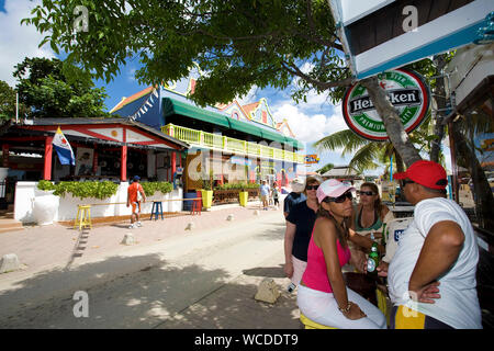 Karels Strand Bar, beliebter Treffpunkt für Sundowner, Harbor Boulevard, Kralendijk, Bonaire, Niederländische Antillen Stockfoto