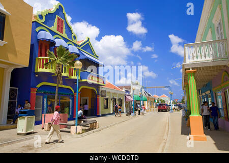 Alte Häuser im Kolonialstil im Kaya Grandi, Main Street in der Altstadt von Kralendijk, Bonaire, Niederländische Antillen Stockfoto