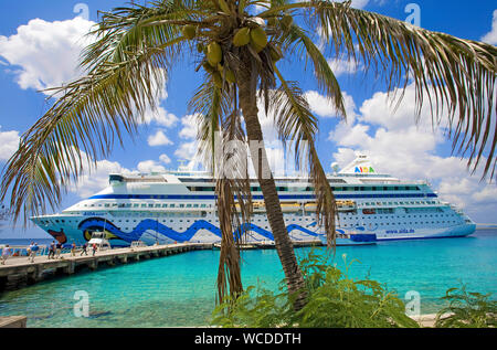 Das deutsche Kreuzfahrtschiff "AIDA Aura" in Kralendijk, Bonaire, Niederländische Antillen Stockfoto