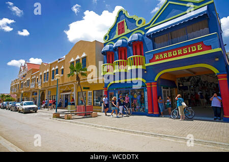 Alte Häuser im Kolonialstil im Kaya Grandi, Main Street in der Altstadt von Kralendijk, Bonaire, Niederländische Antillen Stockfoto