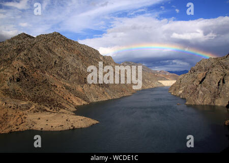 Regenbogen im Behälter zwischen den Felsen in artvin Stockfoto