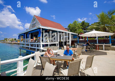 Karels Strand Bar, beliebter Treffpunkt für Sundowner, Harbor Boulevard, Kralendijk, Bonaire, Niederländische Antillen Stockfoto