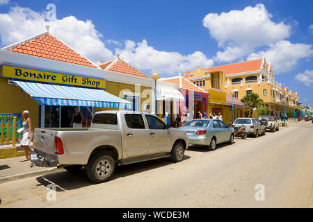 Geschenk Shop, alten kolonialen Stil Häuser im Kaya Grandi, Main Street in der Altstadt von Kralendijk, Bonaire, Niederländische Antillen Stockfoto