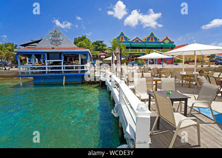 Karels Strand Bar, beliebter Treffpunkt für Sundowner, Harbor Boulevard, Kralendijk, Bonaire, Niederländische Antillen Stockfoto