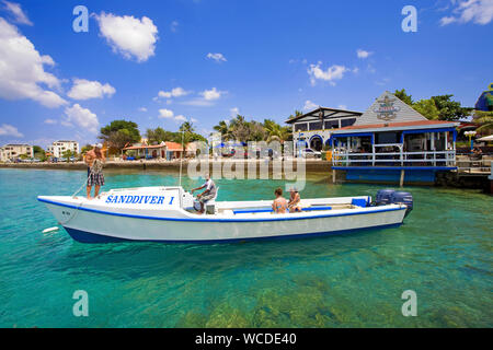 Karels Strand Bar, beliebter Treffpunkt für Sundowner, Harbor Boulevard, Kralendijk, Bonaire, Niederländische Antillen Stockfoto