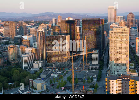 Stadt von Seattle, Washington, wie von der Space Needle gesehen. Hochhäuser in der Innenstadt von Seattle, WA, USA. Stockfoto