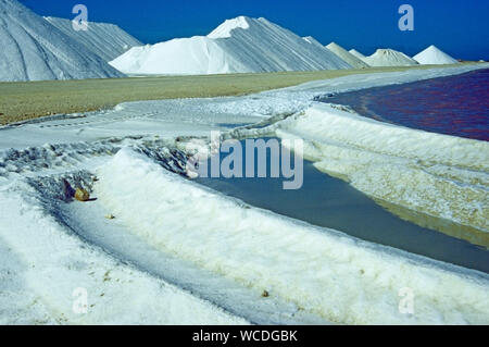 Salinen Bonaire, Salzbergwerk, natürliche Verdunstung von Sonne und Wind, das Salz in der Salz Betten, Bonaire, Niederländische Antillen kristallisiert Stockfoto