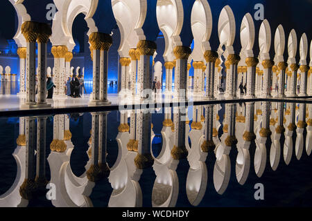 Das Bild der Architektur von Sheikh Zayed Moschee in Abu Dhab, VAE entfernt Stockfoto