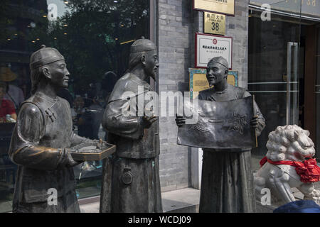 Peking, Peking, China. 28 Aug, 2019. Peking, China - Dashilan ist eine berühmte Commercial Street vor dem Tor von Peking. Dashilan, der hat eine Geschichte von mehr als 500 Jahren, war einst ein blühendes Business District. Er entstand in den Ruan Dynastie und wurde in der Ming Dynastie gegründet. Seit der Qing Dynastie begann zu blühen, ist immer noch sehr wohlhabenden Kaufleute gesammelt. Credit: SIPA Asien/ZUMA Draht/Alamy leben Nachrichten Stockfoto