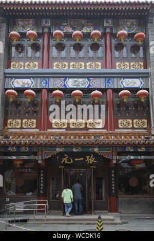 Peking, Peking, China. 28 Aug, 2019. Peking, China - Dashilan ist eine berühmte Commercial Street vor dem Tor von Peking. Dashilan, der hat eine Geschichte von mehr als 500 Jahren, war einst ein blühendes Business District. Er entstand in den Ruan Dynastie und wurde in der Ming Dynastie gegründet. Seit der Qing Dynastie begann zu blühen, ist immer noch sehr wohlhabenden Kaufleute gesammelt. Credit: SIPA Asien/ZUMA Draht/Alamy leben Nachrichten Stockfoto