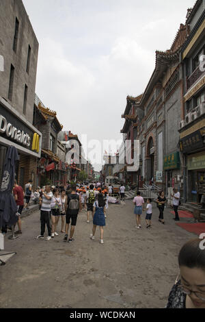 Peking, Peking, China. 28 Aug, 2019. Peking, China - Dashilan ist eine berühmte Commercial Street vor dem Tor von Peking. Dashilan, der hat eine Geschichte von mehr als 500 Jahren, war einst ein blühendes Business District. Er entstand in den Ruan Dynastie und wurde in der Ming Dynastie gegründet. Seit der Qing Dynastie begann zu blühen, ist immer noch sehr wohlhabenden Kaufleute gesammelt. Credit: SIPA Asien/ZUMA Draht/Alamy leben Nachrichten Stockfoto