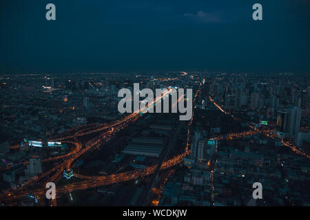 BANGKOK THAILAND - April 2, 2017: Bai Joch 1 und 2 ehemals höchsten Gebäude im Herzen von Bangkok Thailands Hauptstadt. Nacht und am Abend Blick auf die Stadt Stockfoto