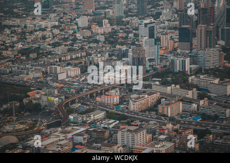 BANGKOK THAILAND - April 2, 2017: Bai Joch 1 und 2 ehemals höchsten Gebäude im Herzen von Bangkok Thailands Hauptstadt. Nacht und am Abend Blick auf die Stadt Stockfoto