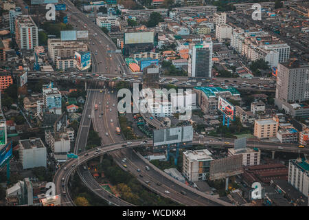 BANGKOK THAILAND - April 2, 2017: Bai Joch 1 und 2 ehemals höchsten Gebäude im Herzen von Bangkok Thailands Hauptstadt. Nacht und am Abend Blick auf die Stadt Stockfoto