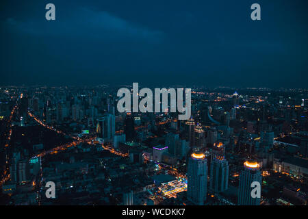 BANGKOK THAILAND - April 2, 2017: Bai Joch 1 und 2 ehemals höchsten Gebäude im Herzen von Bangkok Thailands Hauptstadt. Nacht und am Abend Blick auf die Stadt Stockfoto