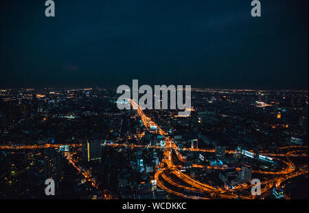 BANGKOK THAILAND - April 2, 2017: Bai Joch 1 und 2 ehemals höchsten Gebäude im Herzen von Bangkok Thailands Hauptstadt. Nacht und am Abend Blick auf die Stadt Stockfoto