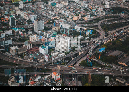 BANGKOK THAILAND - April 2, 2017: Bai Joch 1 und 2 ehemals höchsten Gebäude im Herzen von Bangkok Thailands Hauptstadt. Nacht und am Abend Blick auf die Stadt Stockfoto