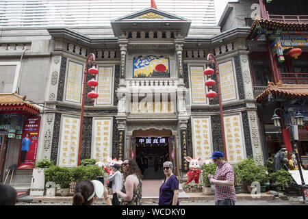 Peking, Peking, China. 28 Aug, 2019. Peking, China - Dashilan ist eine berühmte Commercial Street vor dem Tor von Peking. Dashilan, der hat eine Geschichte von mehr als 500 Jahren, war einst ein blühendes Business District. Er entstand in den Ruan Dynastie und wurde in der Ming Dynastie gegründet. Seit der Qing Dynastie begann zu blühen, ist immer noch sehr wohlhabenden Kaufleute gesammelt. Credit: SIPA Asien/ZUMA Draht/Alamy leben Nachrichten Stockfoto