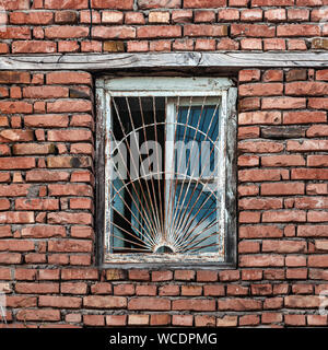 Alte Fenster in einem Brick House Stockfoto