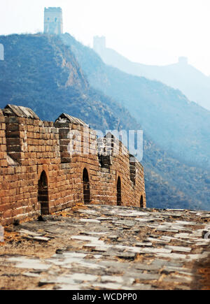 Chinesische Mauer an einem Herbsttag. Das ist ein Teil der alten Mauer (nicht restauriert). Stockfoto