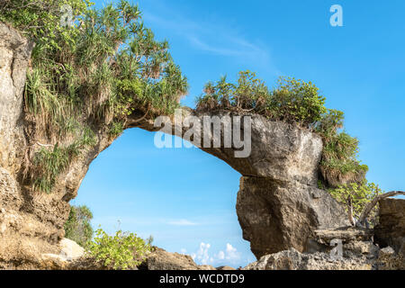 Natural Arch von Neil Insel (Shaheed Dweep), eine geologische Arch Rock Formation, vor Ort als Howrah Bridge bekannt. Klar Makellos blauen Himmel fügt mehr Drama Stockfoto