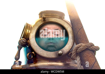 Porträt des Menschen in alten Taucheranzug und Helm, auf weißem Hintergrund. Lustige Taucher in retro Ausstattung mit Wasser in seinem Helm.. Stockfoto