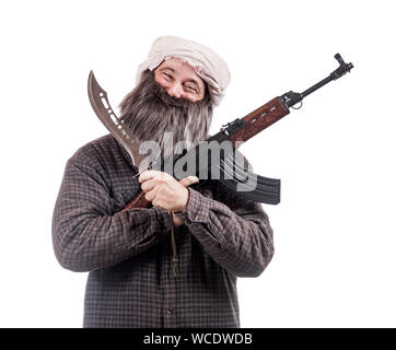 Der bärtige Mann, bewaffnet mit Kalaschnikow und Messer isoliert auf einem weißen Hintergrund. Eine lustige muslimischen Krieger mit automatischen Waffe. Stockfoto