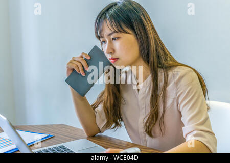 Junge schöne Frau Arbeiten am Laptop im Büro Schreibtisch Stockfoto