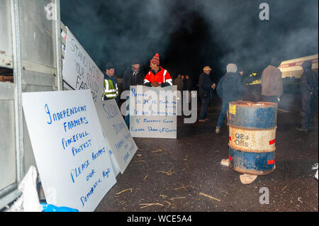 Bandon, West Cork, Irland. August 2019. Eine Gruppe von Bauern nahm heute Abend ihren Protest vor ABP Bandon wieder auf, trotz einer gerichtlichen Verletzung. Die Landwirte sind mit den Gesprächen der vergangenen Woche unzufrieden und fordern Minister Michael Creed auf, in die Preispleite einzugreifen. Die gerichtliche Verfügung wird außerhalb der Fabriktore ausgehängt, aber an Beef Plan, nicht an einzelne Landwirte, ausgemacht. Die Bauern sagen, sie sind auf lange Sicht hier. Quelle: AG News/Alamy Live News. Stockfoto