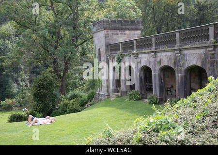 Ilam Halle auf dem Staffordshire und Derbyshire in England, ein restauriertes Haus von der Youth Hostel Association verwendet und durch National Trust verwaltet Stockfoto