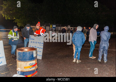 Bandon, West Cork, Irland. August 2019. Eine Gruppe von Bauern nahm heute Abend ihren Protest vor ABP Bandon wieder auf, trotz einer gerichtlichen Verletzung. Die Landwirte sind mit den Gesprächen der vergangenen Woche unzufrieden und fordern Minister Michael Creed auf, in die Preispleite einzugreifen. Die gerichtliche Verfügung wird außerhalb der Fabriktore ausgehängt, aber an Beef Plan, nicht an einzelne Landwirte, ausgemacht. Die Bauern sagen, sie sind auf lange Sicht hier. Quelle: AG News/Alamy Live News. Stockfoto