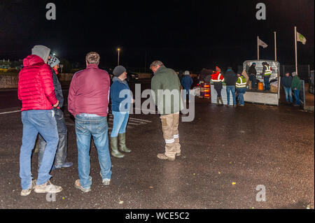 Bandon, West Cork, Irland. August 2019. Eine Gruppe von Bauern nahm heute Abend ihren Protest vor ABP Bandon wieder auf, trotz einer gerichtlichen Verletzung. Die Landwirte sind mit den Gesprächen der vergangenen Woche unzufrieden und fordern Minister Michael Creed auf, in die Preispleite einzugreifen. Die gerichtliche Verfügung wird außerhalb der Fabriktore ausgehängt, aber an Beef Plan, nicht an einzelne Landwirte, ausgemacht. Die Bauern sagen, sie sind auf lange Sicht hier. Quelle: AG News/Alamy Live News. Stockfoto