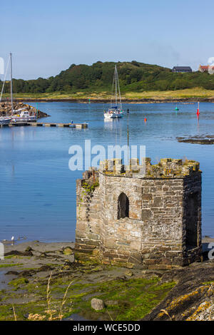 8. August 2019 einen kleinen mittelalterlichen Turm mit Blick auf den Yachthafen und den Hafen bei Ardglass County Down Nordirland an einem heißen Tag im Sommer Stockfoto