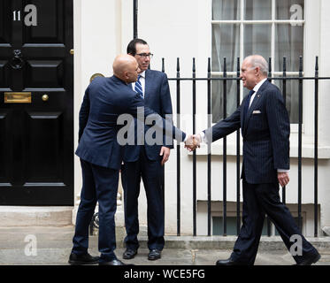 London, Großbritannien. 27. August 2019. Steven Mnuchin, US-Treasury, kommt in der Downing Street Sajid Javid zu erfüllen. Credit: Malcolm Park/Alamy Stockfoto