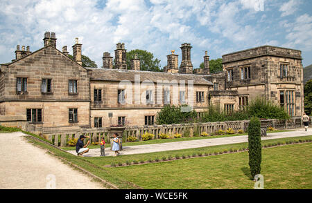 Ilam Halle auf dem Staffordshire und Derbyshire in England, ein restauriertes Haus von der Youth Hostel Association verwendet und durch National Trust verwaltet Stockfoto