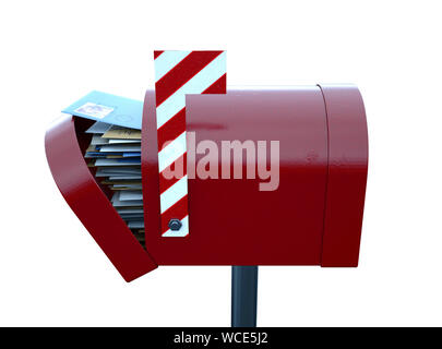 Ein Konzept, das einen roten retro Mailbox vom Weihnachtsmann voller Kinder Wunschzettel Briefe an ihn auf einem isolierten weißen Ba crammed Stockfoto