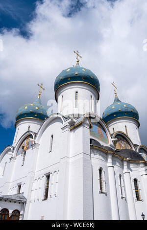 SERGIYEV Posad, Russland - August 3, 2019: Kathedrale in der Dreiheit Sergius Lavra in der Nähe von Moskau. Antike Stadt Sergijew Possad ist ein Aufstellungsort, der Go Stockfoto