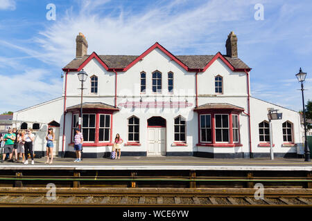 Llanfairpwllgwyngyllgogerychwyrndrobwllllantysiliogogogoch Bahnhof als eine der längsten Ortsnamen in Großbritannien aufgeführt Stockfoto