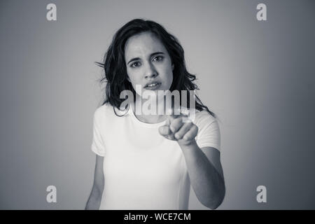 In der Nähe der Jugendlichen attraktive frustriert Latin Frau im Stress mit wütenden Gesicht. Suchen wütend und enttäuscht und wütend Gesten. In Neutralstellung backgr Stockfoto