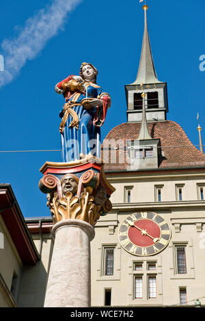 Käfigturm mittelalterlichen Turm und Uhr, und Brunnen mit Statue des Anna-Seiler-Brunnen (Anna Verkäufer). Altstadt, Bern, Schweiz Stockfoto