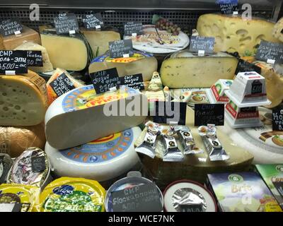 Moskau, Russland. 23 Aug, 2019. Ein Käse, der Zähler in einer Mall. Es, Käse, wie Parmesan und Cambozola aus der EU, die eigentlich zum Russischen Sanktionen gegen Essen aus dem Westen unterliegen und sind daher verboten in Rußland, sind zu vergleichsweise hohen Preisen angeboten. Aber der schwarze Markt für solche Güter floriert. Credit: Ulf Mauder/dpa/Alamy leben Nachrichten Stockfoto