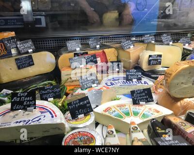 Moskau, Russland. 23 Aug, 2019. Ein Käse, der Zähler in einer Mall. Es, Käse, wie Parmesan und Cambozola aus der EU, die eigentlich zum Russischen Sanktionen gegen Essen aus dem Westen unterliegen und sind daher verboten in Rußland, sind zu vergleichsweise hohen Preisen angeboten. Aber der schwarze Markt für solche Güter floriert. Credit: Ulf Mauder/dpa/Alamy leben Nachrichten Stockfoto