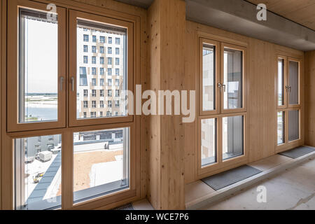 Wien, Österreich. 27 Aug, 2019. Die Fensterrahmen und Wänden in der neuen "Hoho Wien", ein Hochhaus bestehend aus 75 Prozent Teile aus Holz vom ersten Stock und in der Stadt am Meer im Nordosten der österreichischen Hauptstadt. Das Besondere ist von außen nicht sichtbar. Mit seinen Platten, die Fassade des Hochhauses in Wien sieht eher konventionell. Aber über 800 Holz spalten aus österreichischen Fichte die Etagen, die Wandelemente aus dem nachwachsenden Rohstoff Holz und auch die zusammengesetzte Decke gemacht. Quelle: dpa Picture alliance/Alamy Live Neue Stockfoto