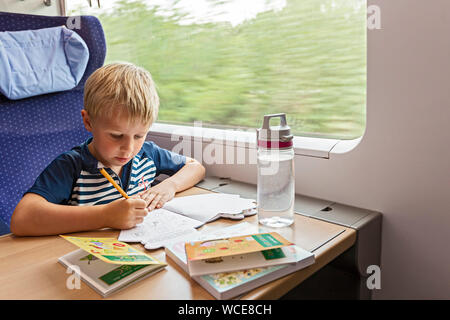 Junge, 6 Jahre, während der Zugfahrt, Deutschland, 01.08.2019. Stockfoto