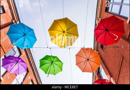 Eine farbige Darstellung der Schirme, die obenliegend in der Fürstbischöfe Shopping Precinct in Durham, England, Großbritannien Stockfoto