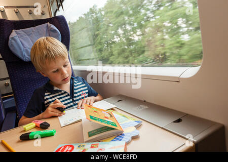 Junge, 6 Jahre, während der Zugfahrt, Deutschland, 01.08.2019. Stockfoto