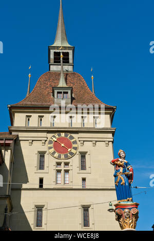 Käfigturm mittelalterlichen Turm und Uhr, und Brunnen mit Statue des Anna-Seiler-Brunnen (Anna Verkäufer). Altstadt, Bern, Schweiz Stockfoto