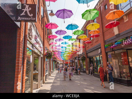 Eine farbige Darstellung der Schirme, die obenliegend in der Fürstbischöfe Shopping Precinct in Durham, England, Großbritannien Stockfoto