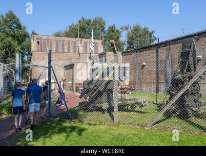 Die Menschen wandern in die Bentwaters Museum zum Kalten Krieg, Suffolk, England, Großbritannien Stockfoto