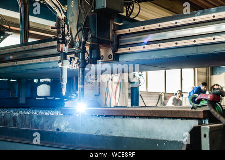 Plasma Cutter in einer Fabrik schneiden Stück Metall Stockfoto